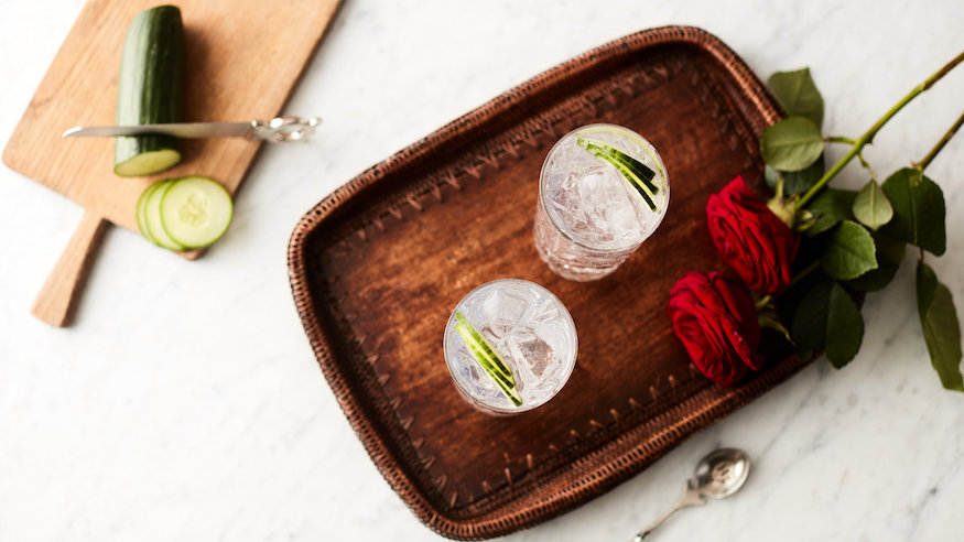 Hendrick's Gin Festive Celebration 70 cl - 35 cl Joe Sarah Casual Get Together Gin and Tonic