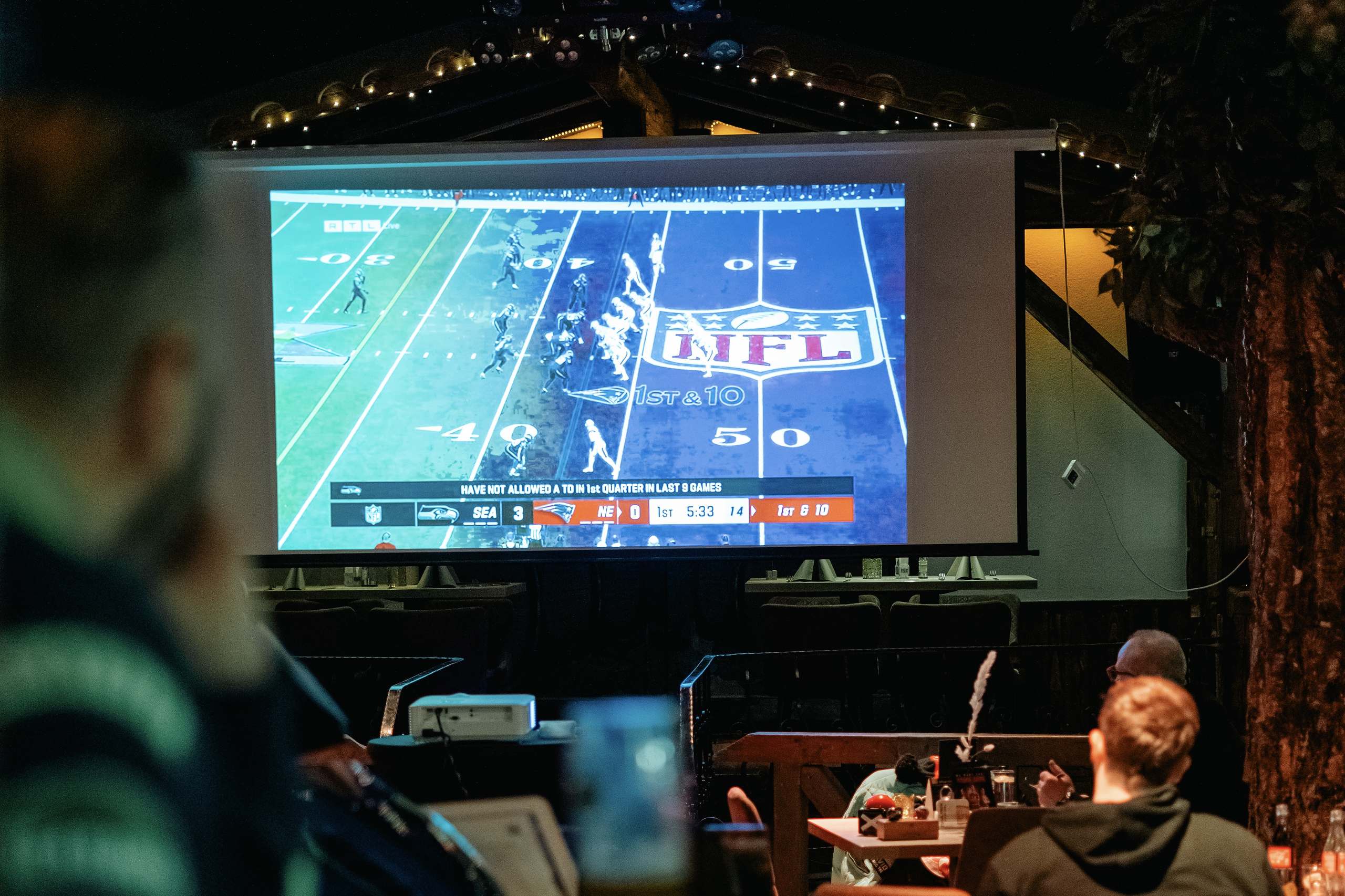 Suhl Gunslingers Toschis Super Bowl Watch Party Big Screen @Ben Zehner